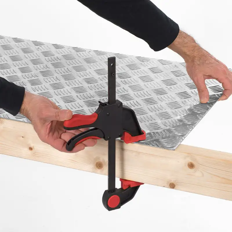 Serre joint une main Kreator